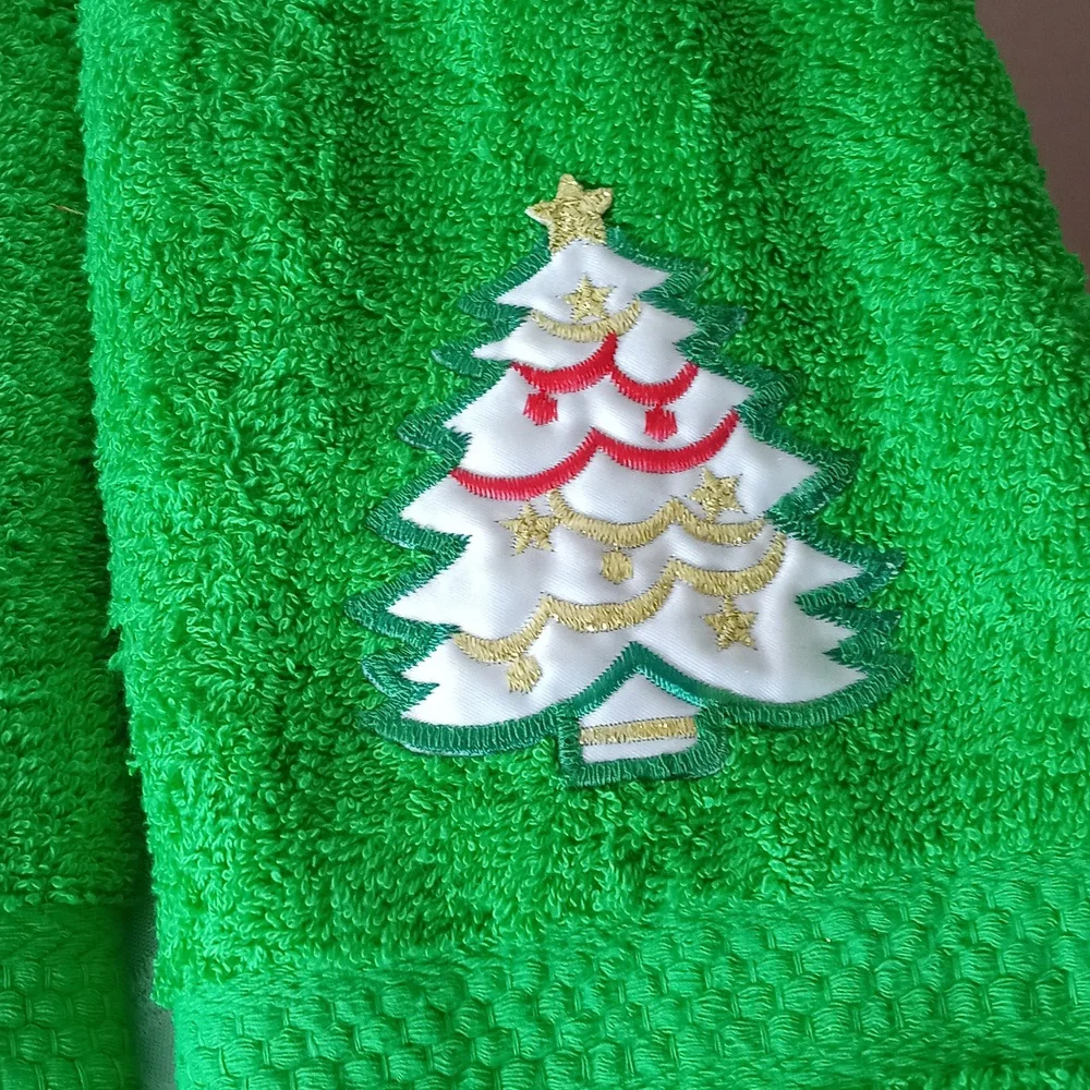 NWOT Everyday Living Green Towel Set With Embroidered Christmas Tree Patches
